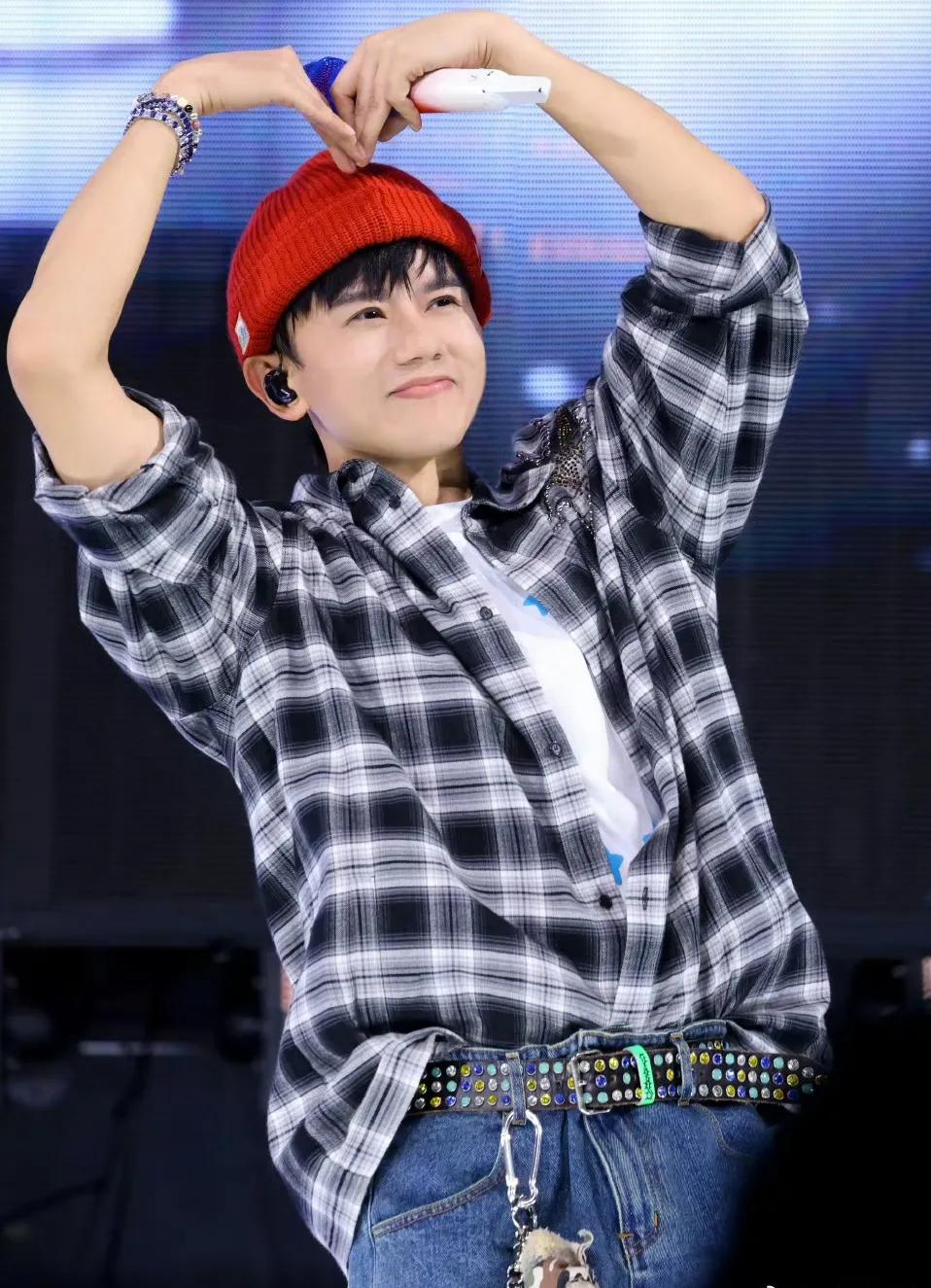 张杰喜提新身份_张杰和粉丝互动_张杰推出新的音乐计划，使粉丝期待升级