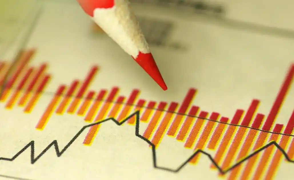 金融危机后美元贬值与人民币国际化：构建多元化国际货币体系的关键步骤