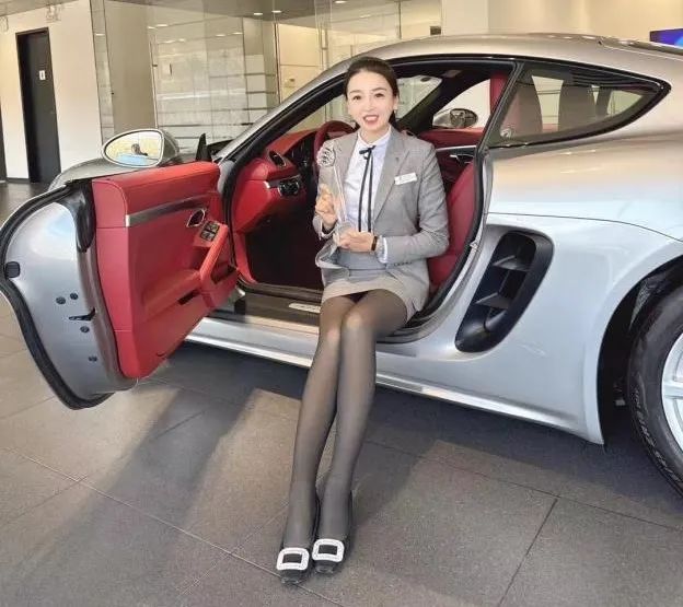 牟倩文捧着年度销冠的奖杯 受访者供图