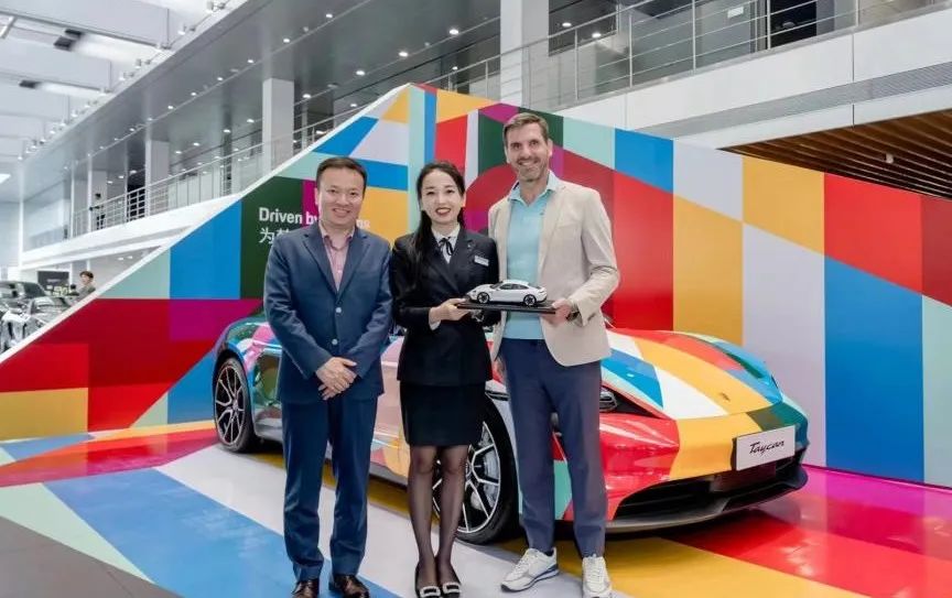 保时捷CEO为牟倩文颁奖 图源：受访者小红书帐号